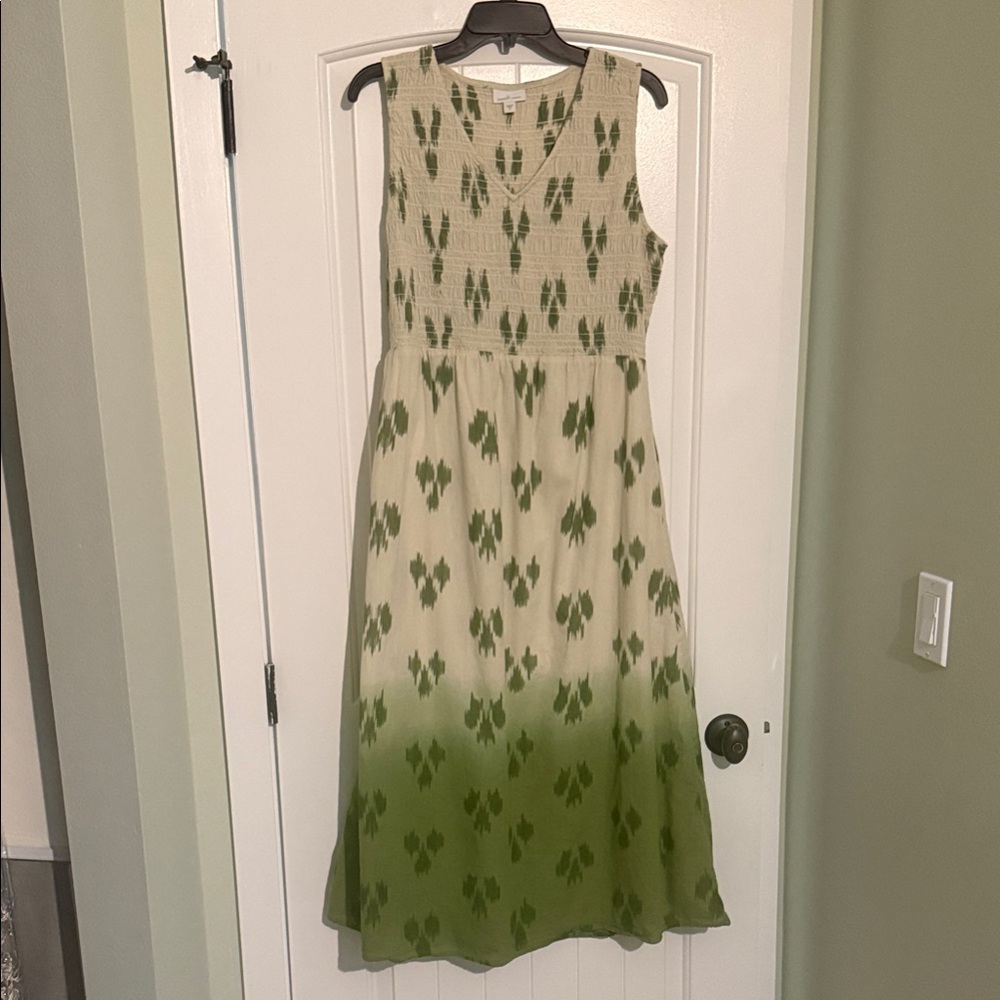Chic Green Patterned Maxi Dress - image 1